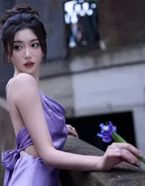 孔雪儿吊带连衣裙紫裙户外写真，大秀性感迷人美背身材