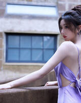 孔雪儿吊带连衣裙紫裙户外写真，大秀性感迷人美背身材