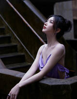 孔雪儿吊带连衣裙紫裙户外写真，大秀性感迷人美背身材