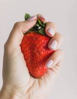美味水果草莓，新鲜采摘的成熟草莓唯美摄影图片