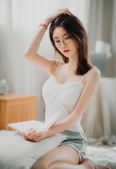 喜欢读书的气质女孩，吊带背心短裤眼镜美女性感私房写真 – 高清 桌面壁纸 开放版权素材 免费下载 手机电脑通用背景图