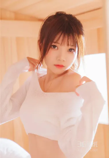 长相可爱，身材好看的漂亮女生双层床白衣短裤私房图片 – 高清 桌面壁纸 开放版权素材 免费下载 手机电脑通用背景图