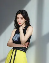 明星柳岩黑衣黄裙穿搭尽显优雅迷人气质写真照