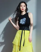 明星柳岩黑衣黄裙穿搭尽显优雅迷人气质写真照