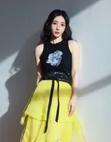 明星柳岩黑衣黄裙穿搭尽显优雅迷人气质写真照