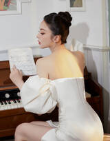 古力娜扎性感抹胸白裙开叉礼服高跟搭配弹钢琴优雅写真照