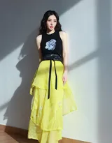 明星柳岩黑衣黄裙穿搭尽显优雅迷人气质写真照