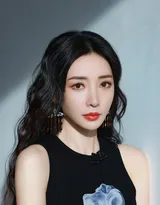 明星柳岩黑衣黄裙穿搭尽显优雅迷人气质写真照