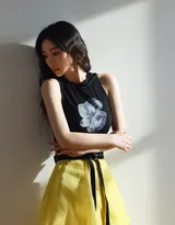 明星柳岩黑衣黄裙穿搭尽显优雅迷人气质写真照