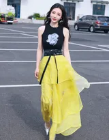 明星柳岩黑衣黄裙穿搭尽显优雅迷人气质写真照