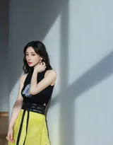 明星柳岩黑衣黄裙穿搭尽显优雅迷人气质写真照
