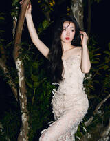 夜晚，草地上拍摄美照的美女单依纯白色吊带裙清冷写真图片