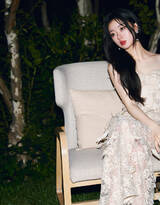 夜晚，草地上拍摄美照的美女单依纯白色吊带裙清冷写真图片