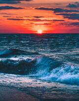 夕阳下的大海，沙滩，波涛，礁石 唯美海洋风景壁纸图片