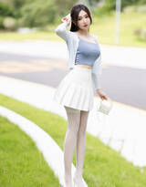 高挑身材美女模特蓝色抹胸衣搭配白色短裙丝袜高跟街拍写真美照