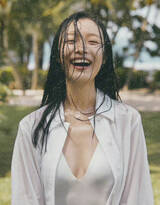倪妮海边嬉戏美拍照片，白色衬衫加比基尼，浑身湿透，笑容迷人