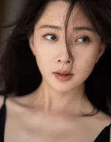 演员殷桃深V性感露背黑色吊带裙出席活动妩媚写真图片