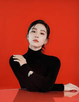 刘诗诗大红背景前优雅静坐，黑色高领毛衣尽显气质女神魅力