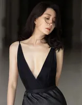 演员殷桃深V性感露背黑色吊带裙出席活动妩媚写真图片