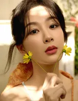  阳光明媚，温暖舒适，杨紫吊带花艺抹胸衣加连衣裙性感屋外写真图片