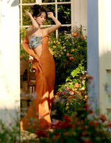  阳光明媚，温暖舒适，杨紫吊带花艺抹胸衣加连衣裙性感屋外写真图片