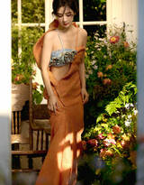  阳光明媚，温暖舒适，杨紫吊带花艺抹胸衣加连衣裙性感屋外写真图片