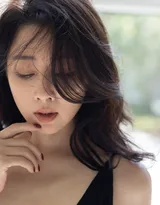 演员殷桃深V性感露背黑色吊带裙出席活动妩媚写真图片