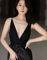 演员殷桃深V性感露背黑色吊带裙出席活动妩媚写真图片