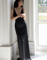 演员殷桃深V性感露背黑色吊带裙出席活动妩媚写真图片