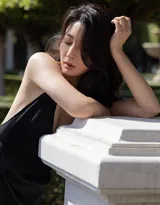 演员殷桃深V性感露背黑色吊带裙出席活动妩媚写真图片