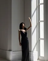 演员殷桃深V性感露背黑色吊带裙出席活动妩媚写真图片