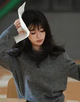 杨紫元气学姐风席地而坐悠闲慵懒写真照