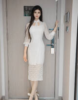 美女模特儿雪糕白色旗袍装写真，尽显婀娜姿态，修长美腿，性感无比
