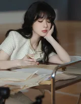 杨紫元气学姐风席地而坐悠闲慵懒写真照