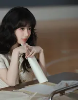 杨紫元气学姐风席地而坐悠闲慵懒写真照