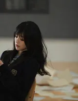 杨紫元气学姐风席地而坐悠闲慵懒写真照