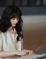 杨紫元气学姐风席地而坐悠闲慵懒写真照