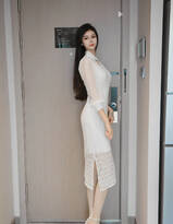 美女模特儿雪糕白色旗袍装写真，尽显婀娜姿态，修长美腿，性感无比
