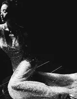 演员田曦薇性感深V闪钻长裙私房沙发写真照