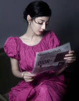 火龙果的颜色，美女迪丽热巴玫红色连衣裙长裙明媚动人写真图片