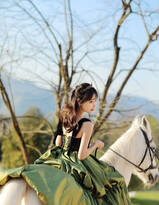 骑白马的清新美女 朱容君户外骑白马写真美照