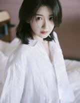 清晨起来懒洋洋，毛晓彤身着白色宽松衬衫慵懒舒心床上写真图片