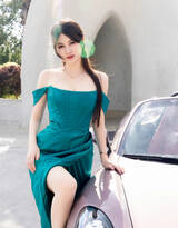 性感微胖型美女诗诗kiki身着青绿色抹胸开叉长裙街拍显女神气质写真图片