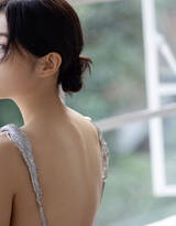 张子枫一袭银色流苏吊带露背长裙穿着清丽动人写真美照