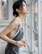 张子枫一袭银色流苏吊带露背长裙穿着清丽动人写真美照