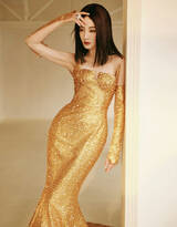 迪丽热巴紧身金色连衣裙礼服着身美艳性感写真图片