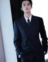 王鹤棣经典黑色西服白衬衫穿着，尽显都市型男的魅力气场