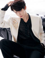 刘宇黑白套装穿搭化身贵公子，好一个俊秀翩翩的少年