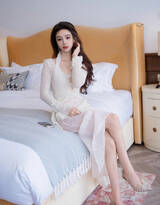 坐在床边的妖娆女神苏曼兮白色轻纱薄裙优雅居家写真美照_性感美女_3g壁纸
