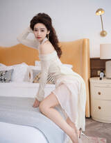 坐在床边的妖娆女神苏曼兮白色轻纱薄裙优雅居家写真美照